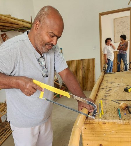 Kilombo Souza inova na arte da bambu